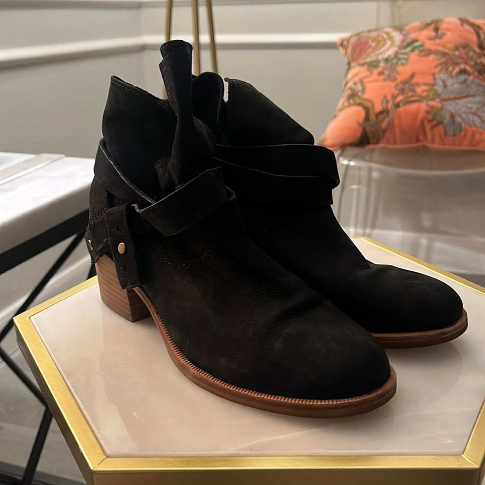 UGG CHELSEA SUEDE BLACK BOOTIE , 6.5. Brass hardwear, EUC!